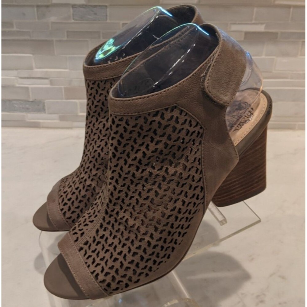 Women's Dastana VINCE CAMUTO Perforated Tan Block Heel Sandals Size 7